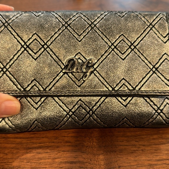 Authentic Dolce & Gabbana wallet - metallic leather with two zipped pockets NWOT - Picture 3 of 14